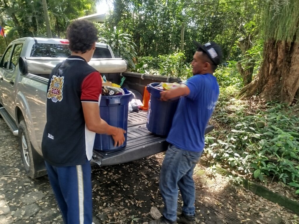 Estudiantes del Colegio Franciscano Pío XII visitando una fundación de animales