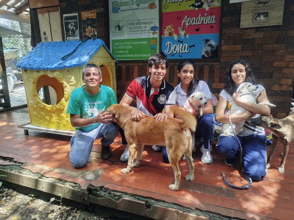 Estudiantes del Colegio Franciscano Pío XII conviviendo con animales rescatados en una fundación