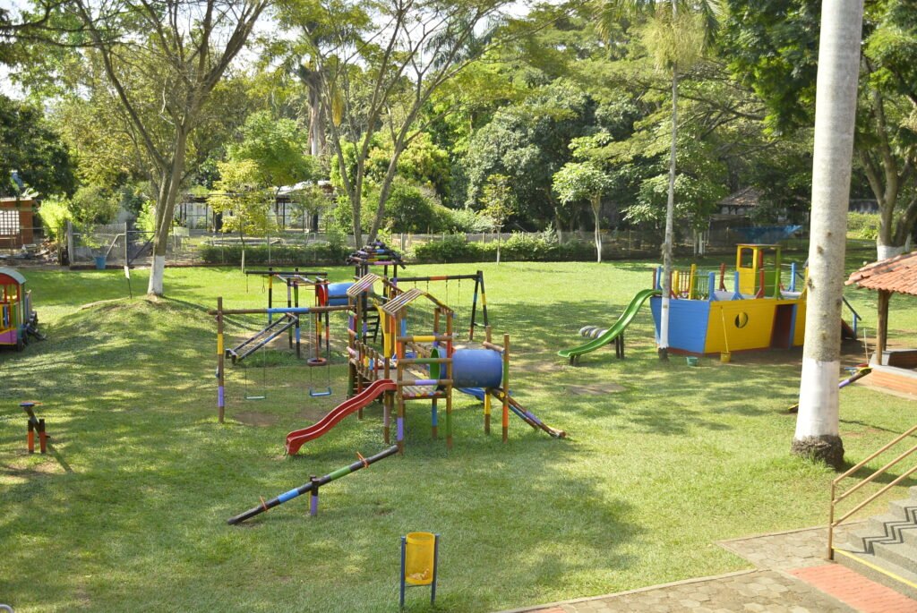 Paisaje natural con árboles y césped en el Colegio Franciscano Pío XII