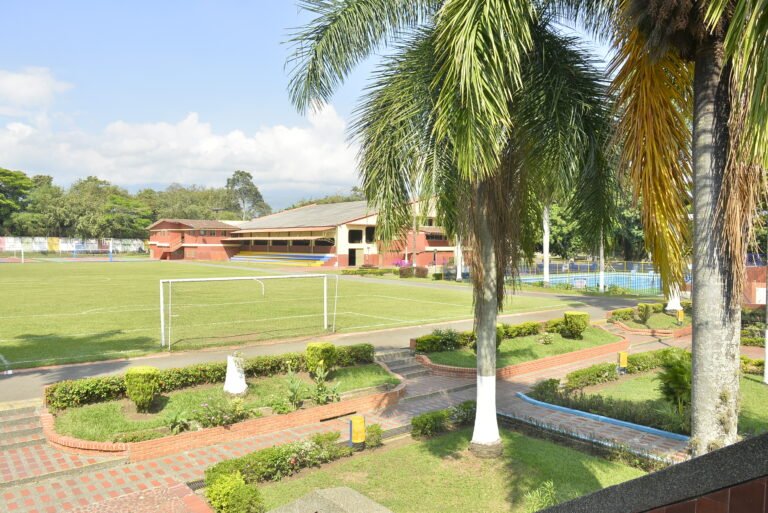 Áreas verdes con vegetación en el Colegio Franciscano Pío XII