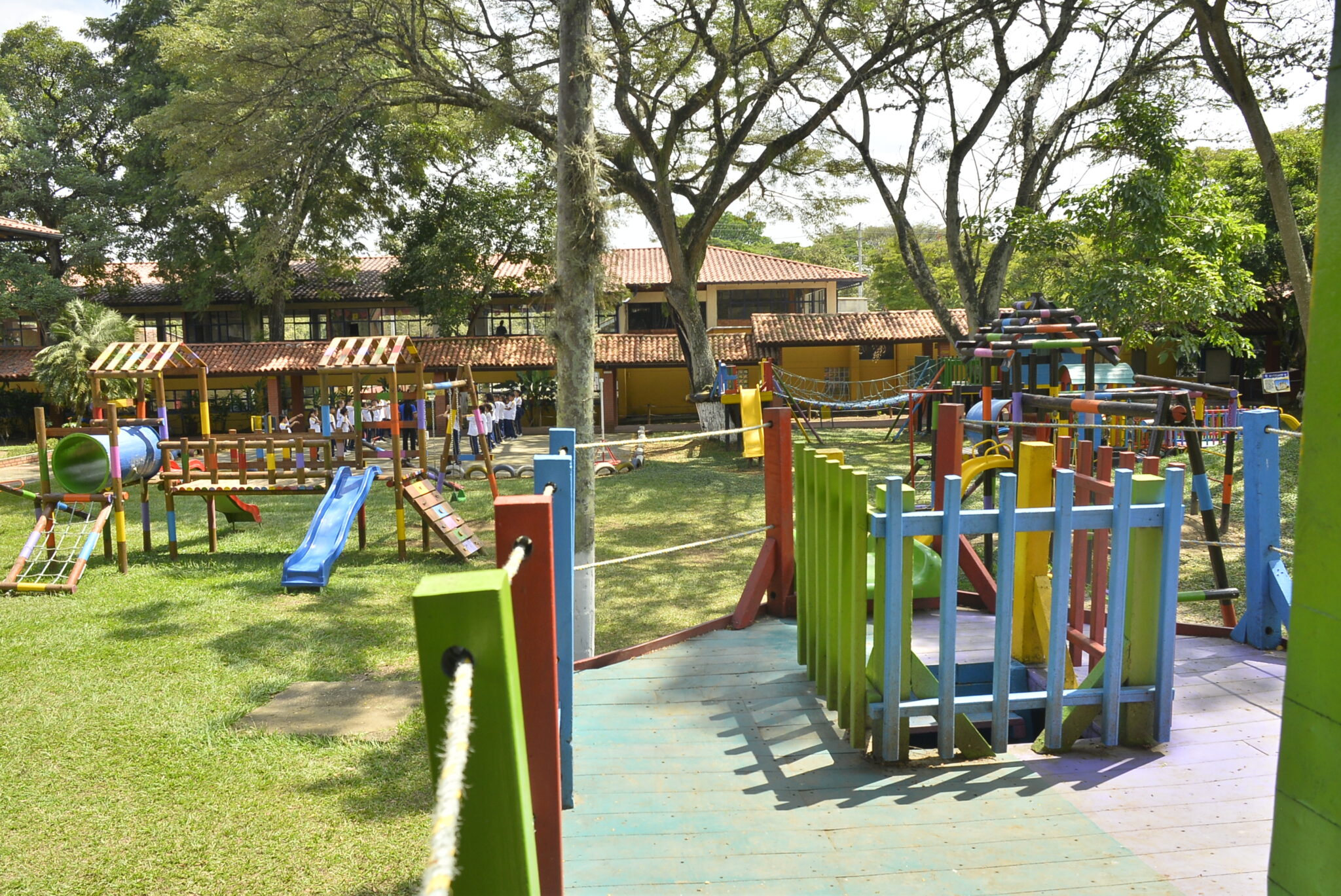 Paisajismo verde y cuidado en el Colegio Franciscano Pío XII