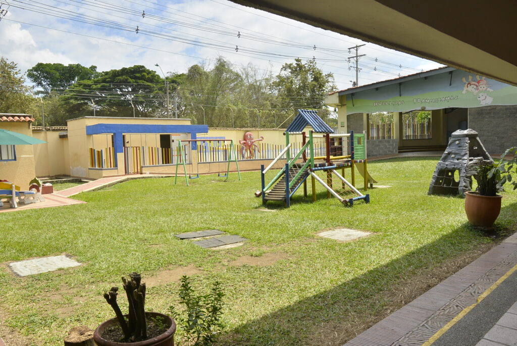 Aulas y laboratorios en el Colegio Franciscano Pío XII