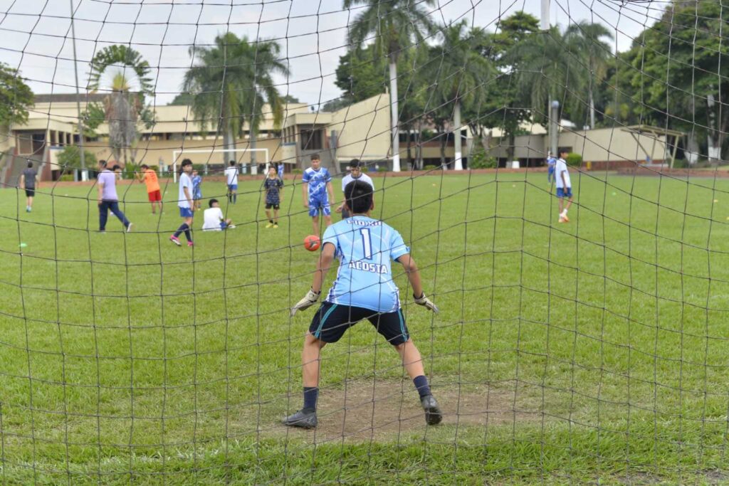 Estudiantes involucrados en una actividad extracurricular.