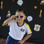Orgullo y felicidad al portar el uniforme escolar por primera vez.