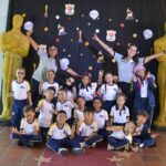 Profesores que reciben con cariño a cada estudiante